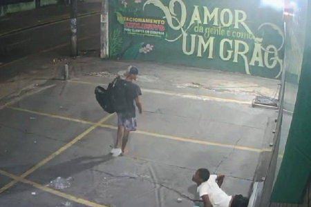 Câmeras de segurança flagram homens arrombando loja na Av. Dorival Caymmi