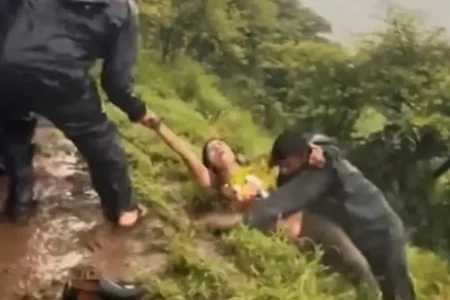 Mulher sobrevive a queda de 18 metros enquanto tirava selfie na Índia