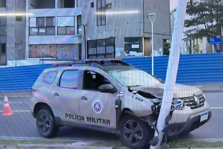 PM passa mal e bate viatura em poste na Barra; veja vídeo