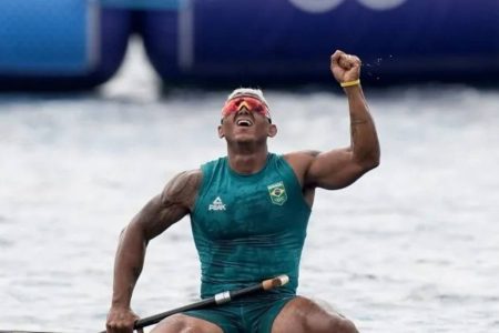 Olimpíada 2024: Baiano Isaquias Queiroz conquista medalha de prata na canoagem