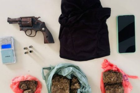 Suspeitos de tráfico são presos pela PM em Itaquara
