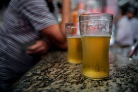 Pesquisa aponta que maioria dos adolescentes que consomem álcool no Brasil nunca enfrentou restrição na compra; situação é pior no Nordeste Pesquisa aponta que maioria dos adolescentes que consomem álcool no Brasil nunca enfrentou restrição na compra; situação é pior no Nordeste
