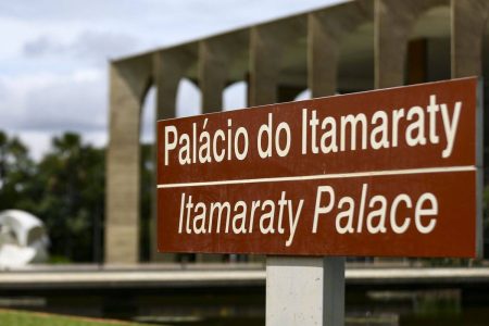 Itamaraty convoca diplomata dos EUA após ameaças a aliados de Moraes no Judiciário Itamaraty convoca diplomata dos EUA após ameaças a aliados de Moraes no Judiciário
