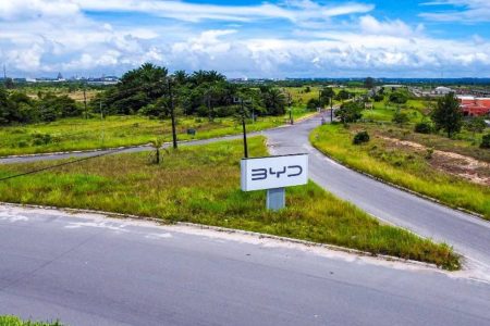 Após denúncias de maus-tratos, BYD intensifica vigilância sobre funcionários na fábrica da Bahia