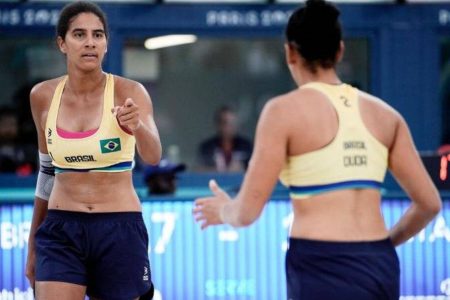 Brasileiras vencem italianas no vôlei de praia e seguem 100% nas Olimpíadas 2024