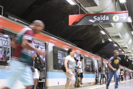 Homem esfaqueia duas pessoas em tentativa de assalto dentro de estação do metrô em Salvador