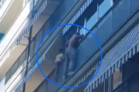 Brasileiro de 29 anos salva criança de queda na Espanha