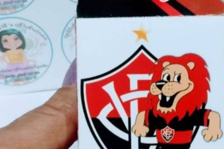 Artesã tem perfil suspenso após fazer ‘lembrancinha’ com símbolo do Vitória