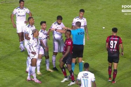 Vídeo da revisão polêmica do VAR durante partida entre Vitória e Cruzeiro é divulgado