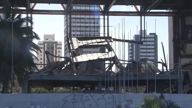 Monumento à incúria governamental, ruínas do Centro de Convenções já podem sumir da paisagem
