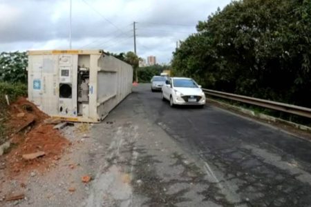 Contêiner cai de caminhão e interdita acesso à BR-324