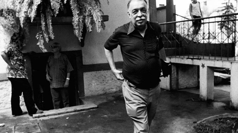 Muitos vivas! A biblioteca do professor Cid Teixeira vai permanecer em Salvador