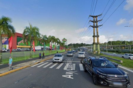 Vídeo: Polícia persegue bandidos em carro roubado na Avenida Paralela