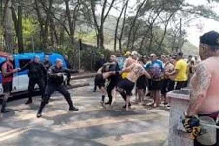 Briga entre torcedores do Flamengo e Peñarol é contida pela polícia na Praia da Macumba