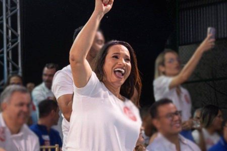 Em Araci, prefeita ameaça servidores que não votarem com ela: “Vaza!”