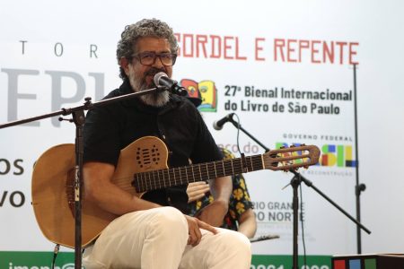 Livro inspirado no cubo mágico é destaque na Bienal do Livro de São Paulo
