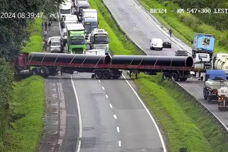 Carreta bitrem fica atravessada na pista após acidente na BR-324