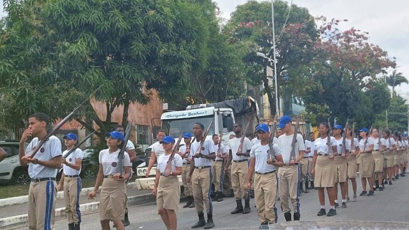 Colégio da Polícia Militar da Bahia põe alunos para desfilar de armas na mão