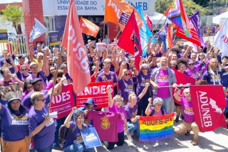 Governo pede prazo para reunião com professores