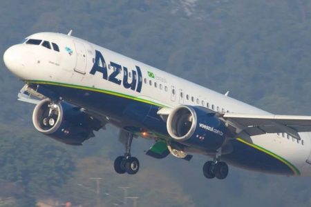 Passageira é contida em voo da Azul após comportamento agressivo com tripulação e passageiros