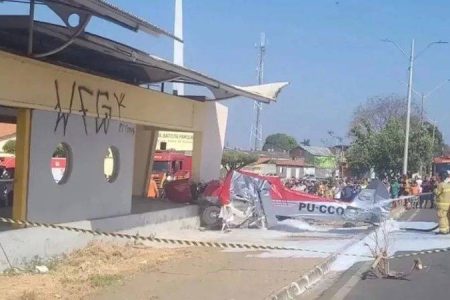Avião de pequeno porte cai em Teresina e deixa duas pessoas feridas