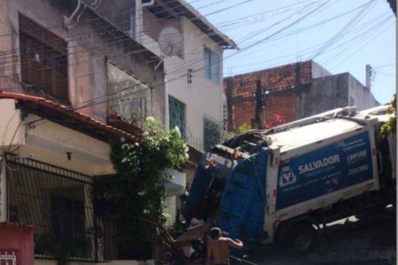 Caminhão de coleta de lixo perde controle e atinge residência em Salvador