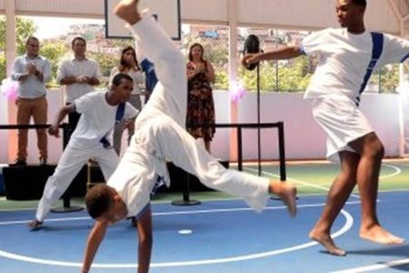Escola municipal no Lobato ganha quadra poliesportiva completamente requalificada