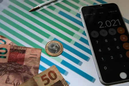 Mercado reduz projeção da inflação para 2025, mas mantém expectativa de juros altos