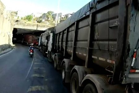 Fila de caminhões na Via Expressa chega a 6km por falha no Porto de Salvador