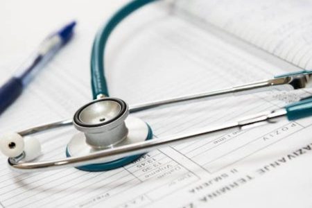 Justiça suspende edital de curso de Medicina em Cuba por possível favorecimento político