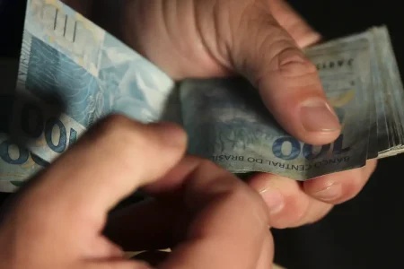 PF prende dois homens com dinheiro falso em agência dos Correios de Feira de Santana PF prende dois homens com dinheiro falso em agência dos Correios de Feira de Santana