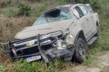 Policiais militares sofrem acidente na BA-131; viatura capota