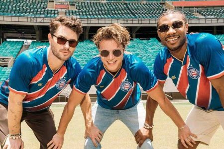 Estrelas da Netflix visitam Salvador, tocam com Olodum e vestem camisa do Bahia