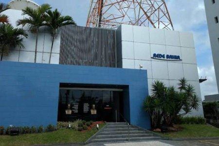 Carro da TV Bahia é roubado e motorista é deixado em matagal