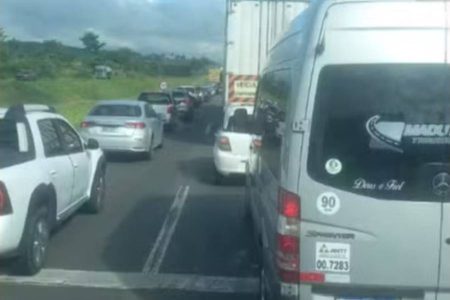 Caminhão-tanque tomba na BR-324 e causa congestionamento sentido Feira de Santana