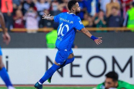 Neymar retorna aos gramados pelo Al-Hilal após lesão no joelho