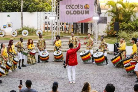 Escola Olodum celebra 41 anos com espetáculo “Raízes Negras” no Teatro Uneb