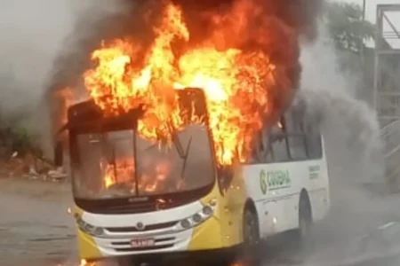 Jequié: ônibus pega fogo após pane elétrica no motor