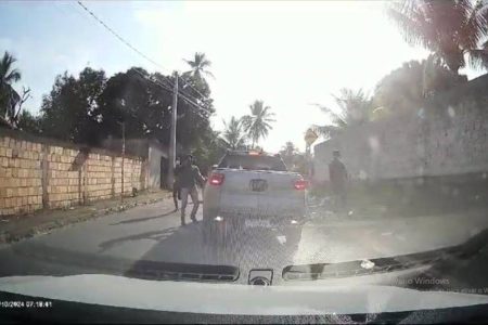 Vídeo: Carro é tomado de assalto em pista de desvio de pedágio em Abrantes