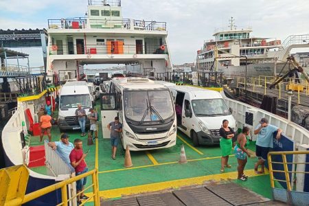 Passageiros ficam presos no ferry-boat após problema técnico