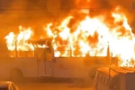 Ônibus fica destruído após incêndio causado por pane elétrica