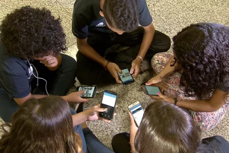 Comissão de Educação aprova projeto que proíbe celular em escolas