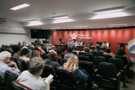 Em reunião tensa, PT endurece críticas e cobra reforma ministerial Em reunião tensa, PT endurece críticas e cobra reforma ministerial