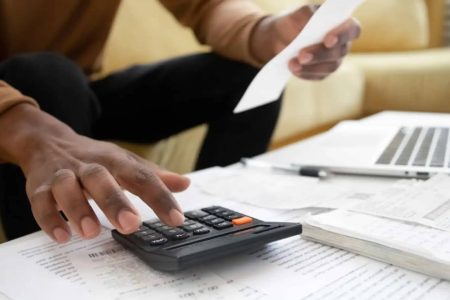 Endividamento das famílias brasileiras atinge recorde e compromete 29% da renda