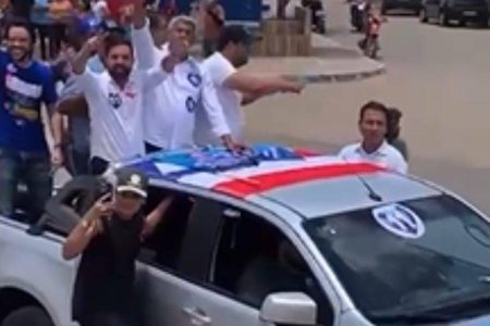 Jerônimo Rodrigues é alvo de ‘ovadas’ de petistas durante carreata em cidade baiana Jerônimo Rodrigues é alvo de ‘ovadas’ de petistas durante carreata em cidade baiana