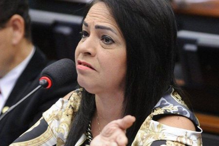 Prefeita de Lauro de Freitas é vaiada durante evento