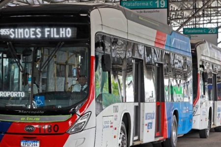 Rodoviários metropolitanos suspendem linhas e acusam falha do governo; entenda Rodoviários metropolitanos suspendem linhas e acusam falha do governo; entenda