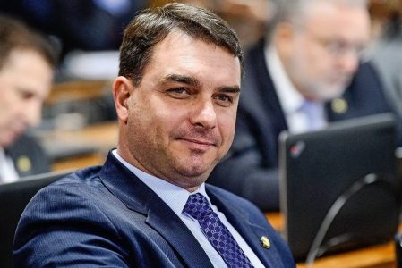 Flávio Bolsonaro diz que mãe e avós foram feitos reféns com arma na cabeça