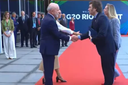 Lula adota tom protocolar em cumprimento a Milei durante recepção do G20 Lula adota tom protocolar em cumprimento a Milei durante recepção do G20