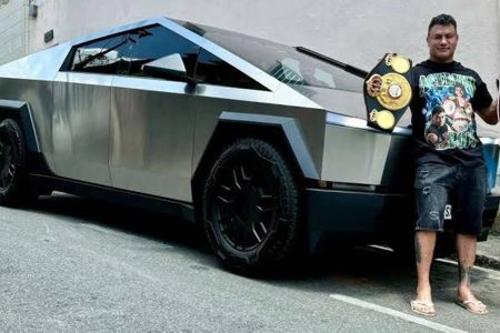 Popó viaja com Tesla Cybertruck e diz ter sido parado em postos policiais